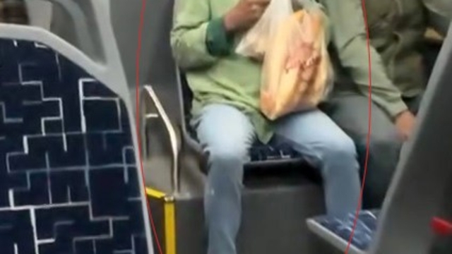 Otobüs yolculuğunda tedirgin eden anlar
Sakarya'da halk otobüsünde uçucu madde kullandığı iddia edilen kişi kameraya yansıdı