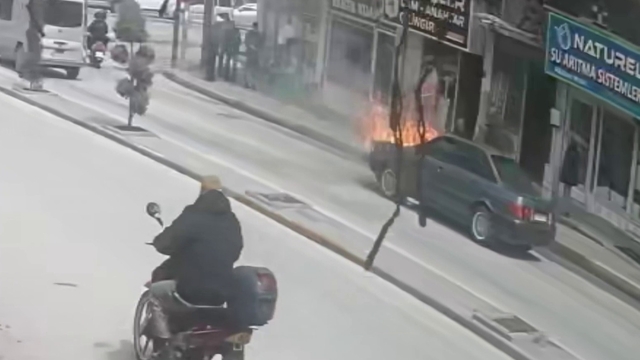 Karaman'da yanan otomobile esnaftan hortumlu müdahale