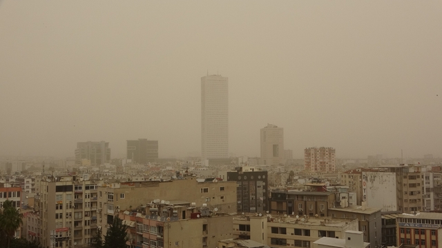 Mersin ve ilçelerinde toz taşınımı etkili oldu