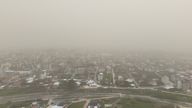 Libya'dan gelen çöl tozu Hatay'ı yuttu