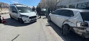 Karaman'da hafif ticari araç park halindeki otomobillere çarptı: 1 yaralı