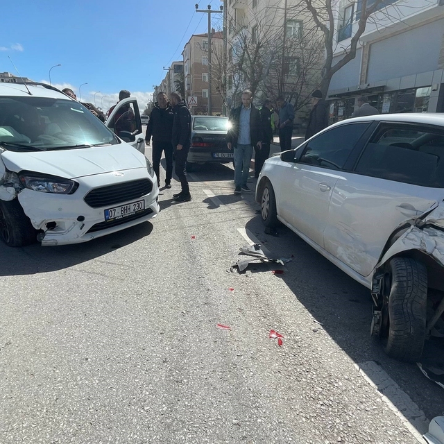 Karaman'da hafif ticari araç park halindeki otomobillere çarptı: 1 yaralı