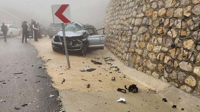 Antalya'da tır ile otomobilin çarpıştığı kazada 1 kişi öldü, 3 kişi yaralandı