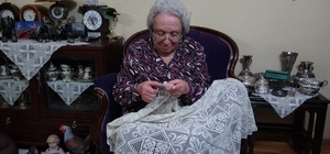 Kütahya'da 70 yıldır ilmek atan emekli öğretmenin azmi örnek oluyor