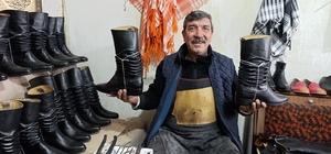 Asırlık kalıplarla körüklü çizme üretiyor
Turgutlu'da ayakkabı ustası 100 y...