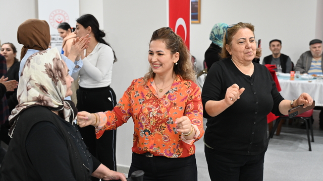 Kadirli'de huzurevi sakinleri için eğlence programı düzenledi