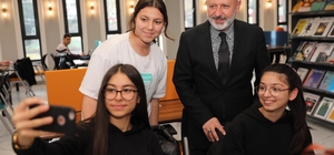 Başkan Çolakbayrakdar: "Hizmetlerimizle okuyan bir nesil yetiştiriyoruz" Kocasinan’da gençlere yönelik kitap tahlil etkinliği düzenlendi