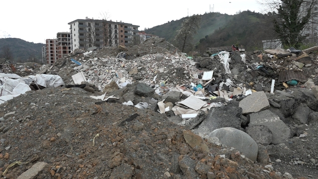 Rize'de vahşi çöp depolama sahası vatandaşları canından bezdirdi