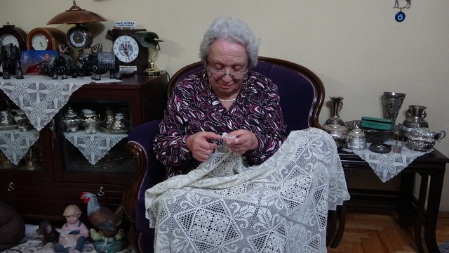 Kütahya'da 70 yıldır ilmek atan emekli öğretmenin azmi örnek oluyor