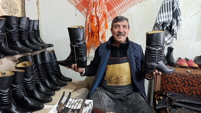 Asırlık kalıplarla körüklü çizme üretiyor
Turgutlu'da ayakkabı ustası 100 yıllık kalıplarla körüklü çizme yapımını sürdürüyor