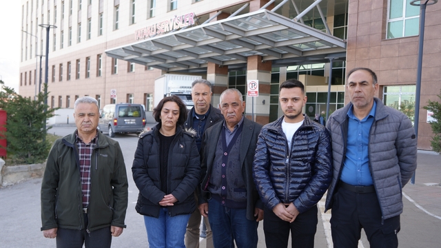 Yaya geçidinde minibüs çarpan Ayteş'in ailesi adalet istiyor
Oğul Arda Ayteş: "Babamın hayati tehlikesi devam ediyor ama onu bu hale getiren kahvede okey oynuyor"