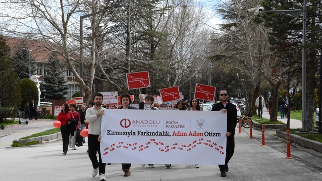 Kampüste "Otizm İçin Kırmızı Kampüs Yürüyüşü"