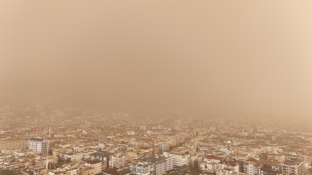Antalya semaları kahverengiye büründü Sahra Çölü üzerinden gelen toz taşınımı çamur olup yağdı
Alanya ve Manavgat ilçelerinde gökyüzünde toz bulutları
Yağışla birlikte araçların üzerinde toz taşınımı yoğunluğunun etkisi göze çarptı