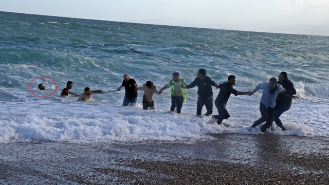 Can pazarının yaşandığı sahilde boğulan genç yüzündeki egzama için denize girmiş
Boğulma tehlikesi geçiren küçük kardeş, vatandaşlarla oluşturduğu 'insan zinciri' ile ağabeyini kurtardı, kuzeni ise hayatını kaybetti
Hayatını kaybeden gencin cenazesi gözyaşları arasında adli tıptan alındı