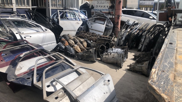 Kaçak oto parçasıyla 2 milyonluk haksız kazanç hedefleniyordu, polis "dur" dedi
İş yerini kaçak parça deposuna çeviren şahıs gözaltına alındı