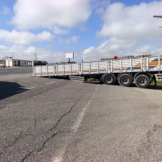 Ayrılan dorse yolu trafiğe kapattı