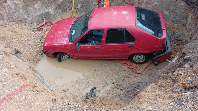 Kozan'da çukura düşen otomobilin sürücüsü yaralandı