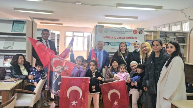 Mersin'de çocuklar yaşlılar ile kitap okudu