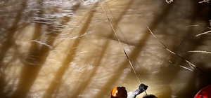 Nehre uçan araçta mahsur kalan sürücü, ekipler tarafından halatla kurtarıldı