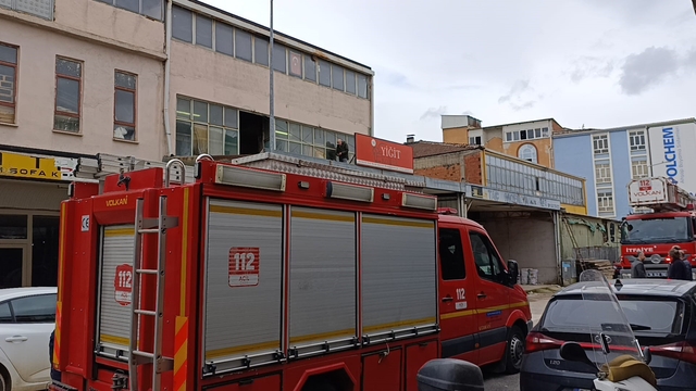 Çöken çatıdan düşen usta yaralandı