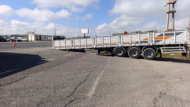 Ayrılan dorse yolu trafiğe kapattı