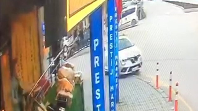 Bolu'da aydınlatma direğine çarpan otomobil kamerada