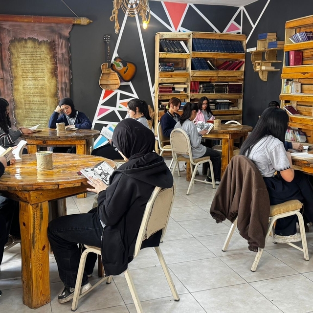 Atık malzemelerle kurulan kütüphane öğrencilerin yeni yaşam alanı oldu