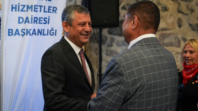 CHP Genel Başkanı Özel, İzmir'de Roman vatandaşlarla buluştu: