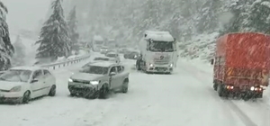 Alacabel'de nisan ayında kar sürprizi, sürücüler zor anlar yaşadı Kar kalınlığı yer yer 10-25 santimetreye ulaştı, çok sayıda iş makinesi ile kar küreme ve tuzlama çalışmalarına başladı