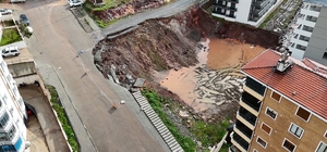 Edremit'te inşaat alanında toprak kayması Göçük nedeniyle yol ve kaldırım zarar gördü