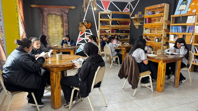 Atık malzemelerle kurulan kütüphane öğrencilerin yeni yaşam alanı oldu