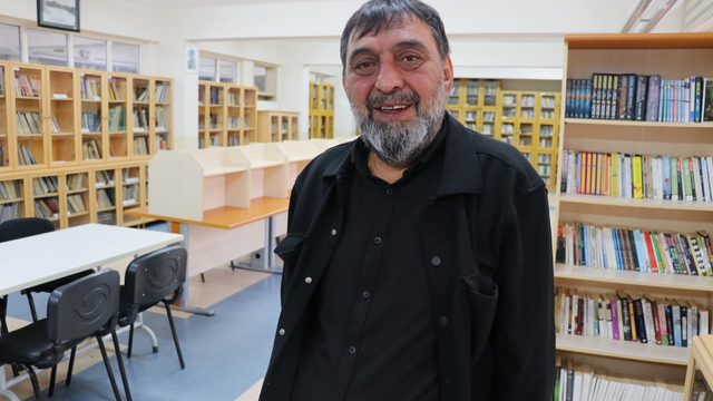 Sinema ve tiyatro oyuncusu Ahmet Yenilmez savaşta mezun veremeyen okulun öğrencileri ile buluştu
Oyuncu Ahmet Yenilmez:
"Bazı acı olaylar, o şehrin onuru olur. Sivas Lisesi de bizim onurumuzdur"