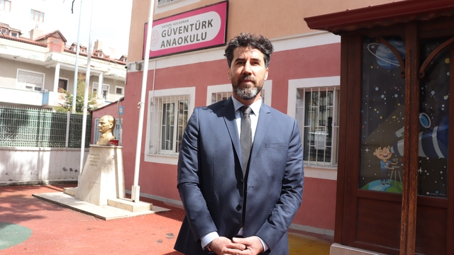 Kameradan gördü, hayat kurtarmaya böyle koştu
Kahraman okul müdürü nefes borusuna yiyecek kaçan öğretmeni kurtarmak için zamanla yarıştı
Öğretmene Heimlich manevrası uygulayan okul müdürü, meslektaşının hayatını kurtardı