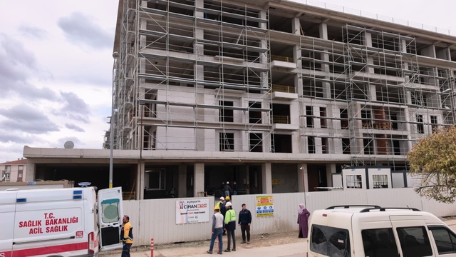 Bursa'da inşaatın 2. katından düşen işçi yaralandı