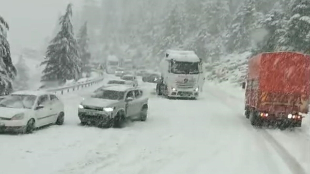 Alacabel'de nisan ayında kar sürprizi, sürücüler zor anlar yaşadı
Kar kalınlığı yer yer 10-25 santimetreye ulaştı, çok sayıda iş makinesi ile kar küreme ve tuzlama çalışmalarına başladı