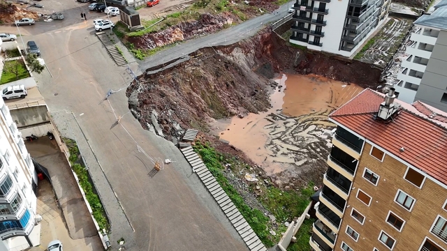 Edremit'te inşaat alanında toprak kayması
Göçük nedeniyle yol ve kaldırım zarar gördü