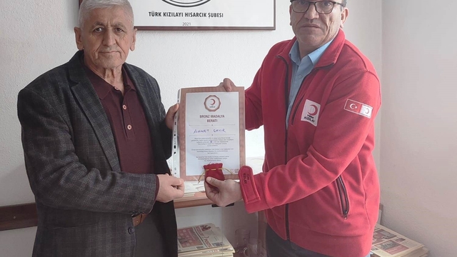 Hisarcık'ta 18 kez kan bağışı yapan esnafa bronz madalya