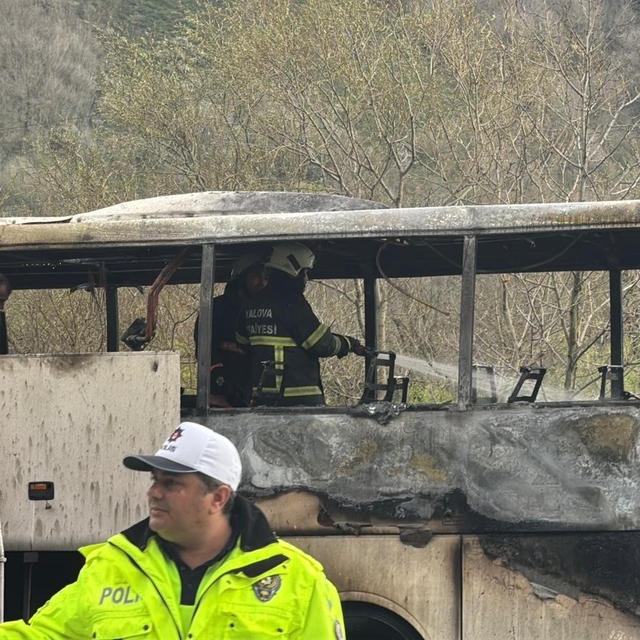 Yalova'da seyir halindeki yolcu otobüsü alevlere teslim oldu