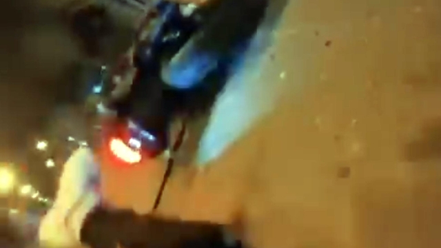 Otomobil ile çarpışan motosikletin sürücüsü yaralandı; kaza kamerada