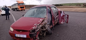 Yolda kayan araç karşı şeride geçerek araçla çarpıştı: 2 yaralı