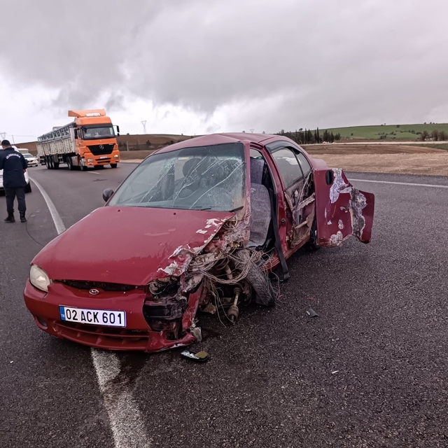 Yolda kayan araç karşı şeride geçerek araçla çarpıştı: 2 yaralı