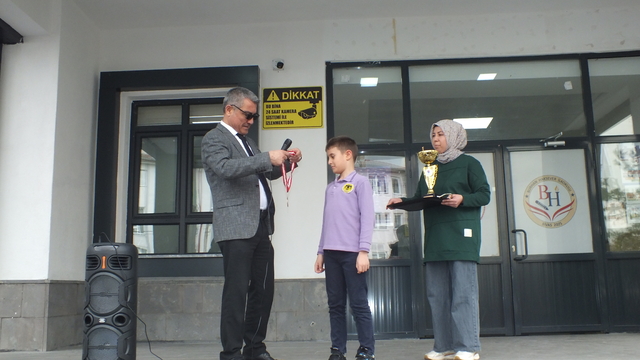 Eskrimde şampiyon Sivaslı sporcu, okulunda coşkuyla karşılandı