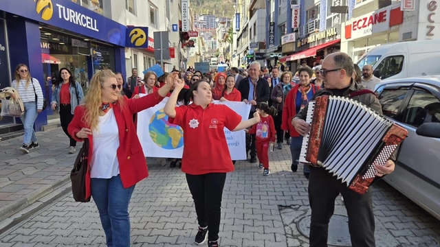 Artvin'de Otizm Farkındalık Yürüyüşü düzenlendi