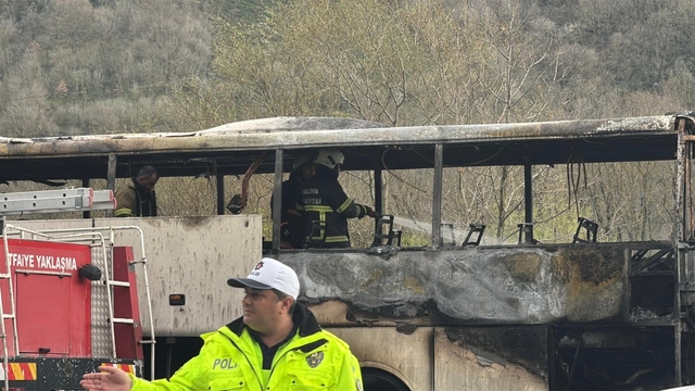Yalova'da seyir halindeki yolcu otobüsü alevlere teslim oldu