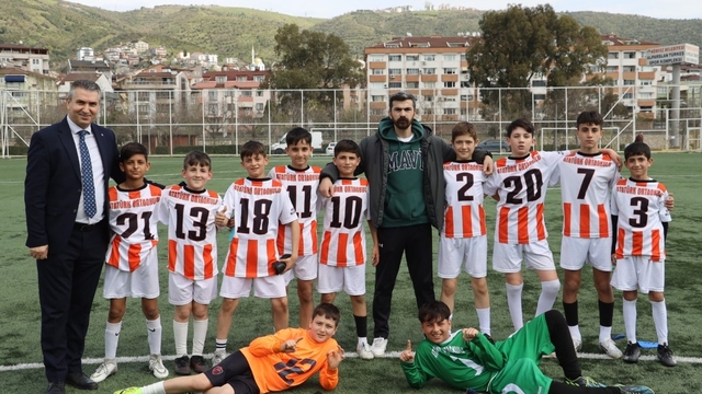 Körfez'de 23 Nisan futbol turnuvasının şampiyonu Atatürk Ortaokulu oldu