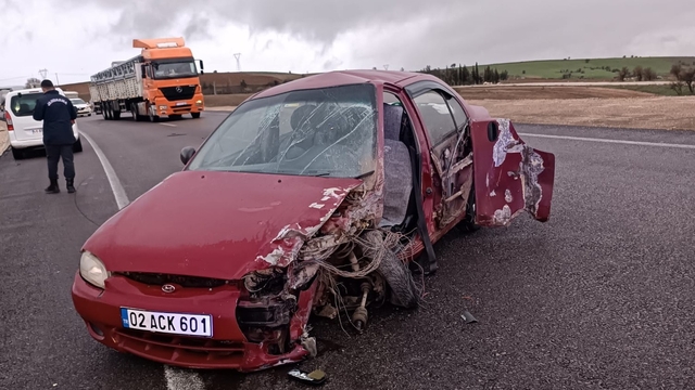 Yolda kayan araç karşı şeride geçerek araçla çarpıştı: 2 yaralı