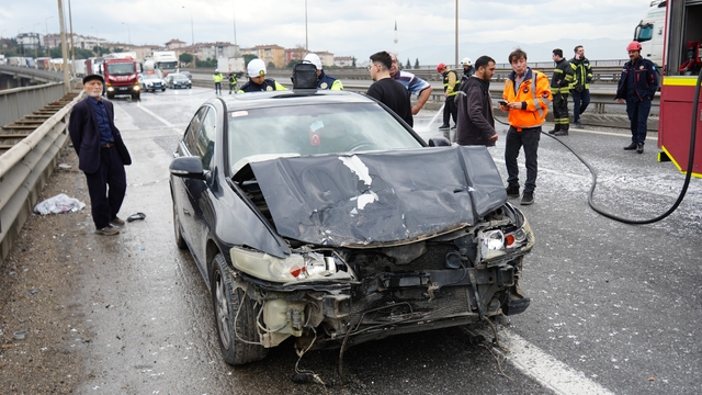 TEM Otoyolu'nda yola dökülen atıklar sonucu zincirleme kaza, 7 araç birbirine girdi
Kaza nedeniyle İstanbul yönü 1,5 saat kilitlendi