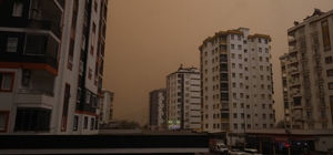 Kozan'da çöl tozu etkili oldu, sağanakla birlikte çamur yağdı