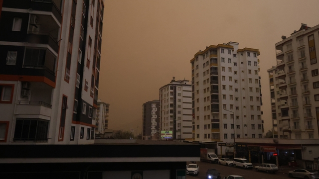 Kozan'da çöl tozu etkili oldu, sağanakla birlikte çamur yağdı