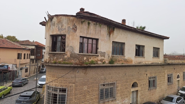 Mersin'de 2 katlı yapının çatısı kısmen çöktü